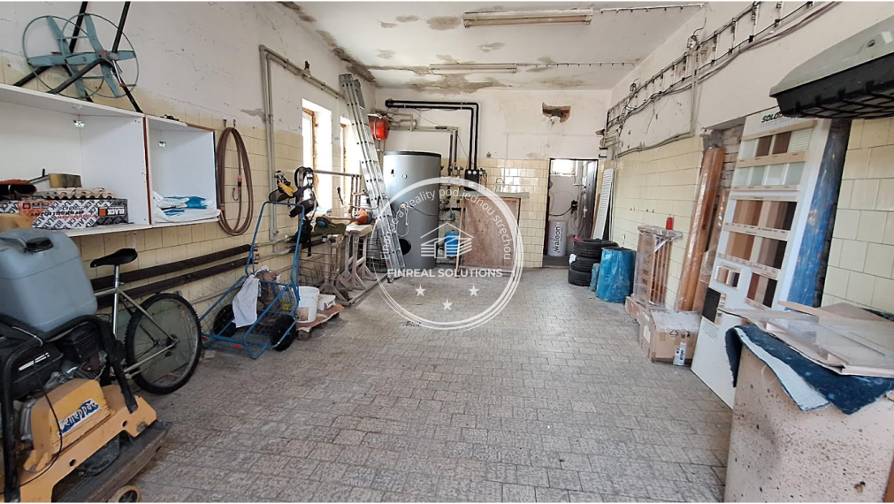 Priestranná hala s administratívnou a bytovou časťou o rozlohe 24 000m2