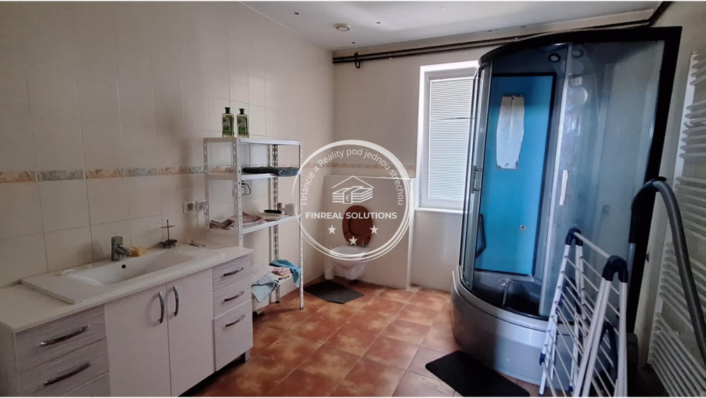 Priestranná hala s administratívnou a bytovou časťou o rozlohe 24 000m2