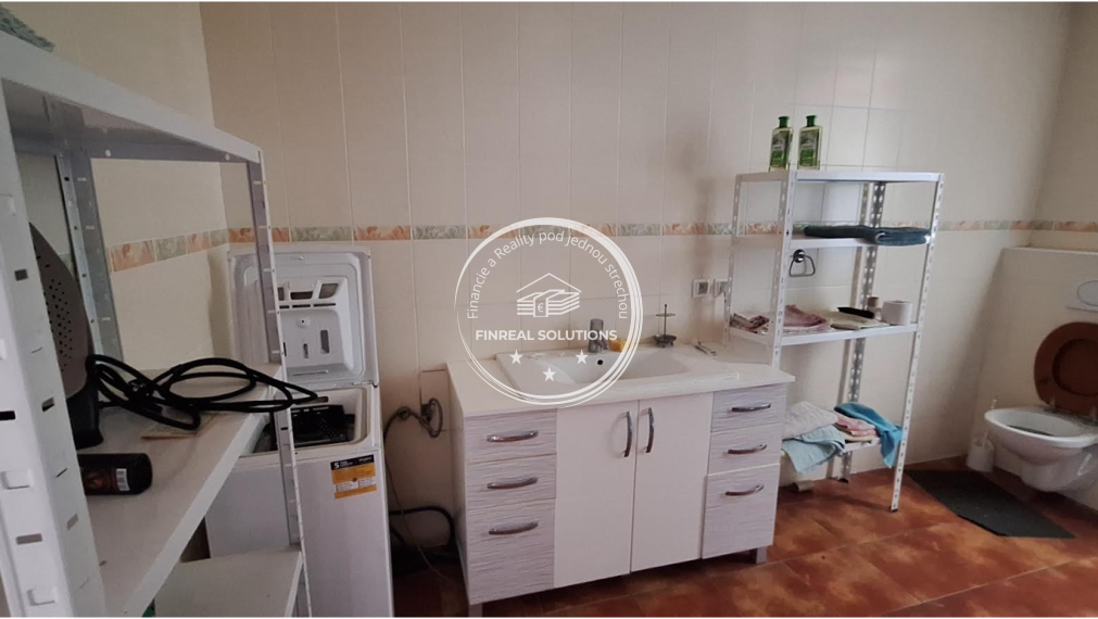 Priestranná hala s administratívnou a bytovou časťou o rozlohe 24 000m2