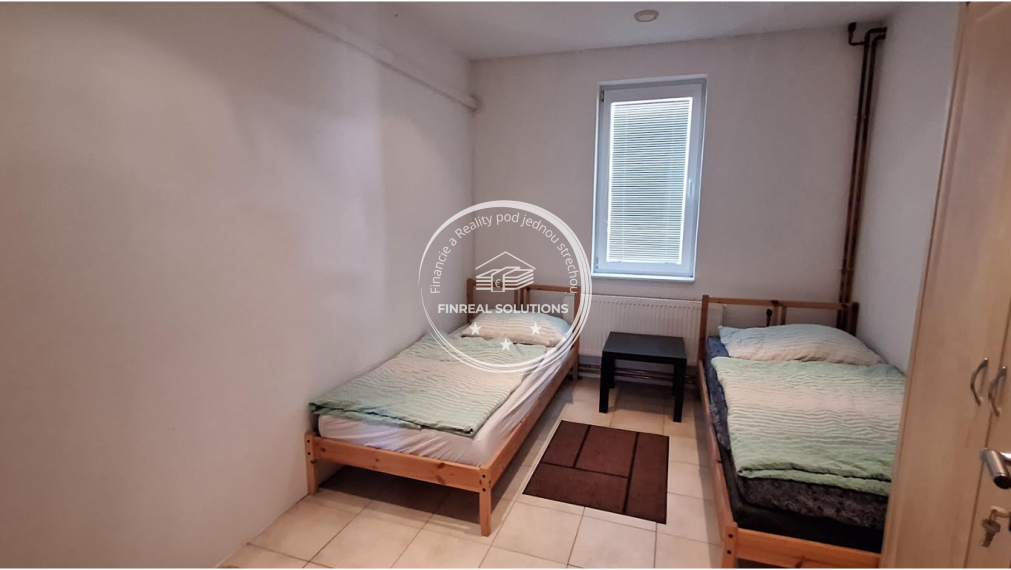 Priestranná hala s administratívnou a bytovou časťou o rozlohe 24 000m2