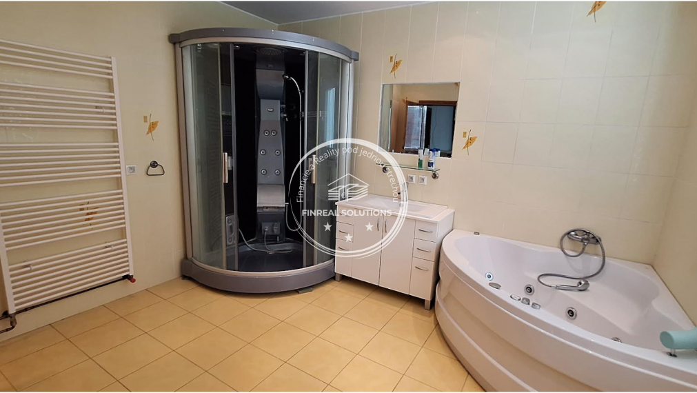 Priestranná hala s administratívnou a bytovou časťou o rozlohe 24 000m2