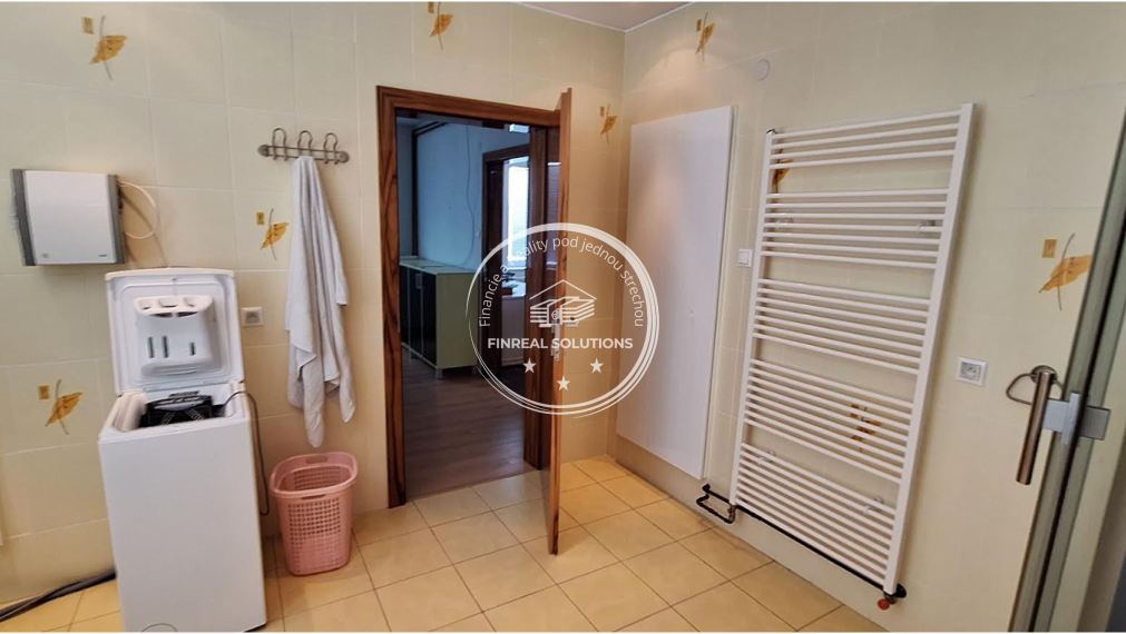 Priestranná hala s administratívnou a bytovou časťou o rozlohe 24 000m2