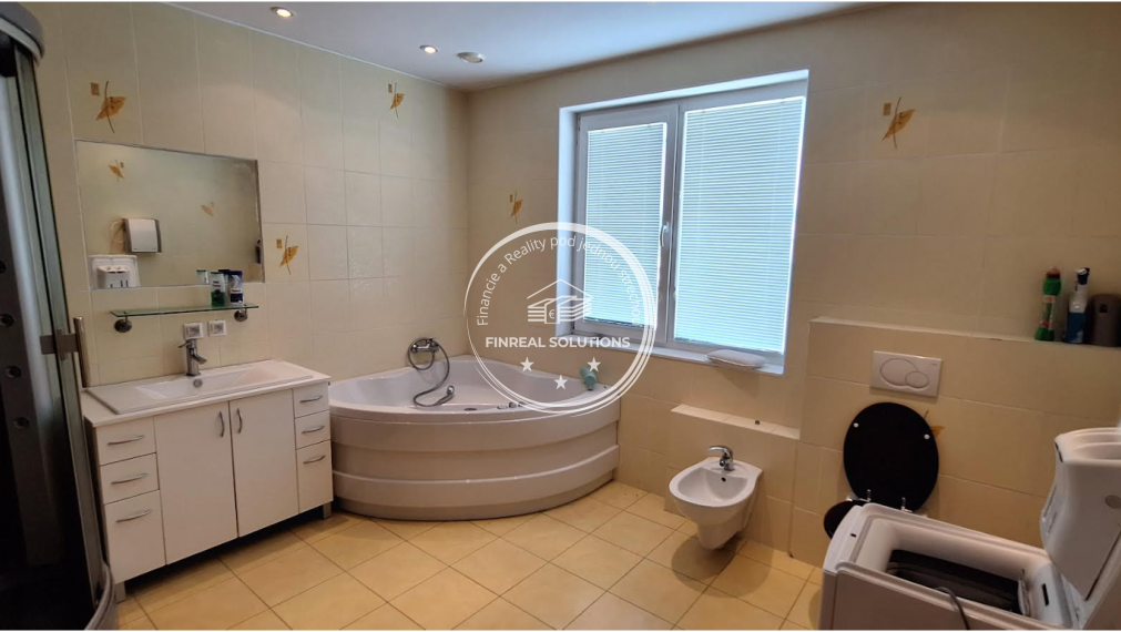 Priestranná hala s administratívnou a bytovou časťou o rozlohe 24 000m2