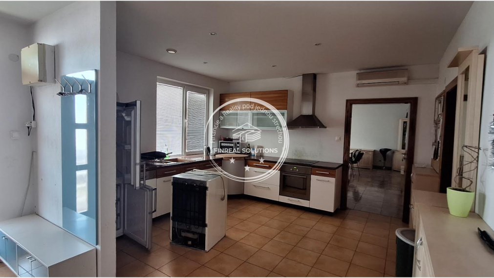 Priestranná hala s administratívnou a bytovou časťou o rozlohe 24 000m2