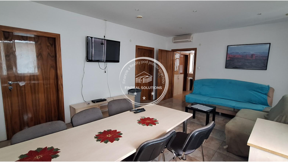 Priestranná hala s administratívnou a bytovou časťou o rozlohe 24 000m2