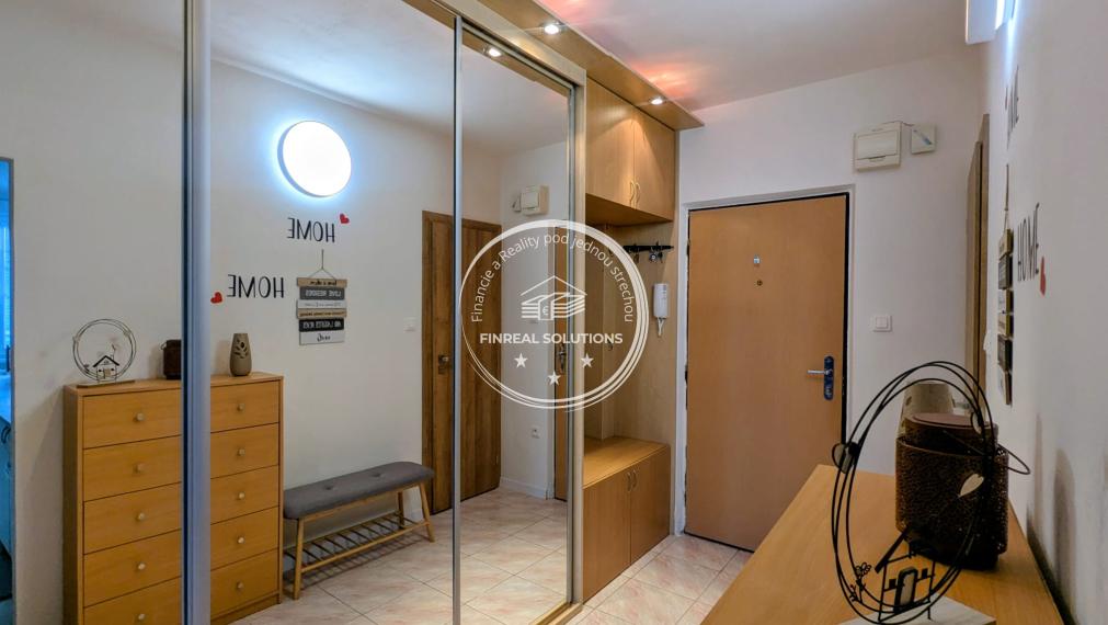 🔥 PRVÝ NÁJOMCA! Luxusný 2i byt s 2 balkónmi v centre Dubnice – komplet zariadený a voľný IHNEĎ