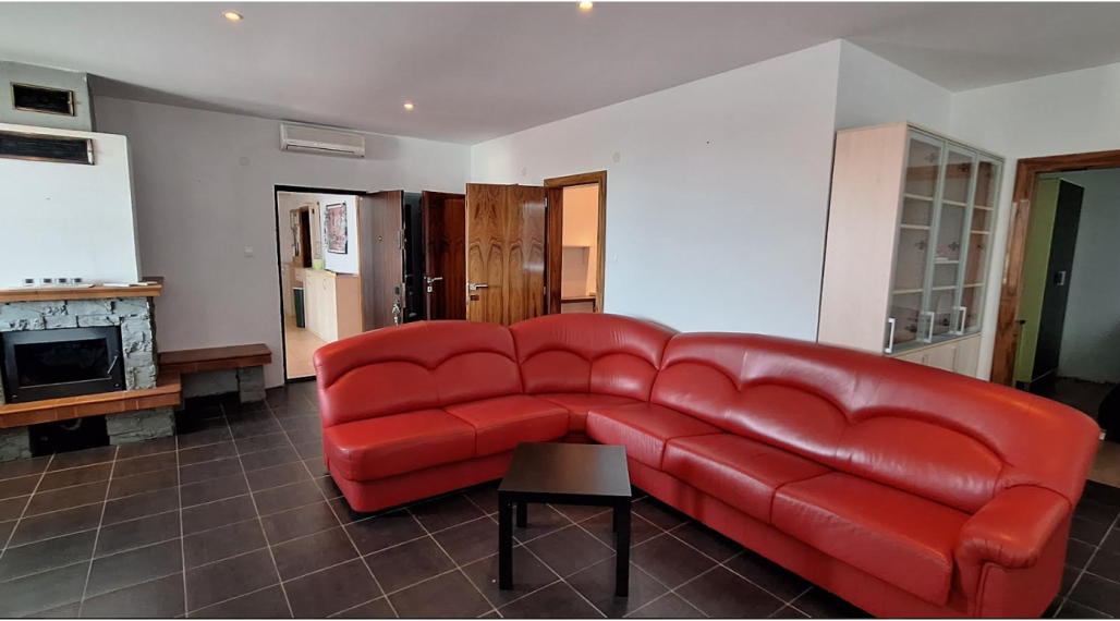 Priestranná hala s administratívnou a bytovou časťou o rozlohe 24 000m2