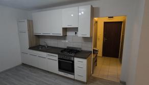Zrekonštruovaný 3i tehlový byt s vlastným kúrením - fotografia 2