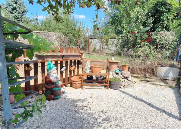 Útulná chatka s terasou a priestrannou záhradou o rozlohe 357m2