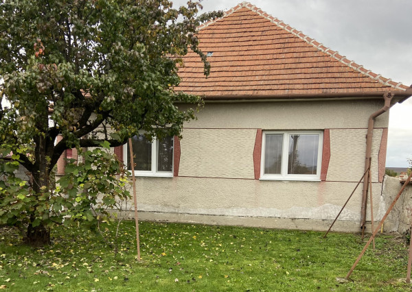 Štvorizbový rodinný dom v obci Hrušovany, okres Topoľčany.