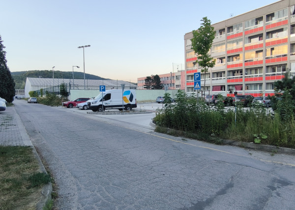 Vonkajšie parkovacie státie 3x
