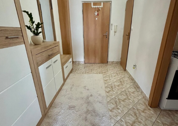 Ponúkame na predaj útulný 2-izbový byt s dvomi balkónmi