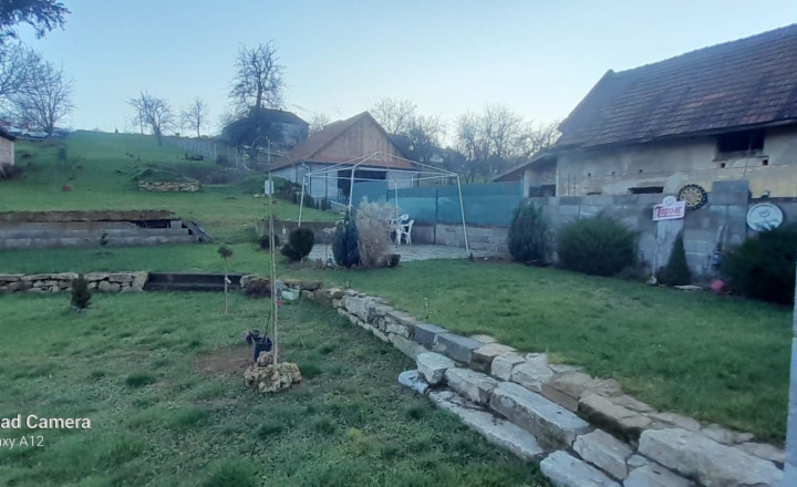 NA PREDAJ: rodinný dom na veľkom pozemku v Veľkých Kršteňanoch - fotografia 4