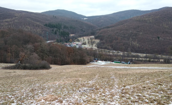 Na predaj krásny slnečný pozemok v Hornom Srní pri zjazdovke - fotografia 3