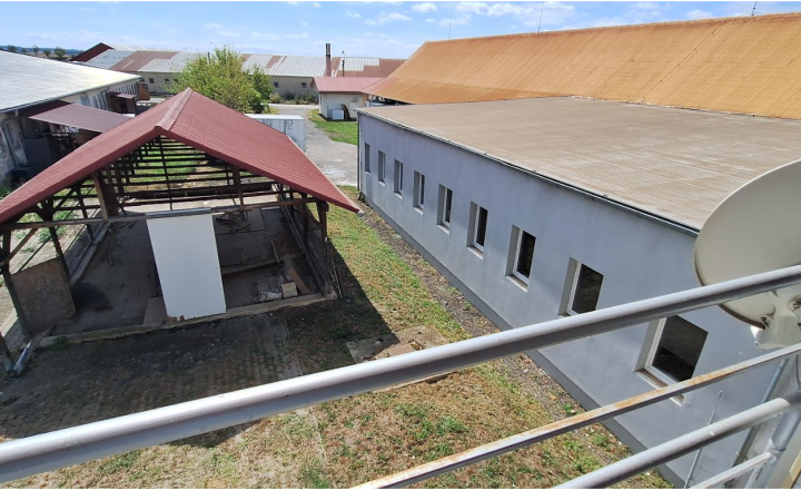 Priestranná hala s administratívnou a bytovou časťou o rozlohe 24 000m2 - fotografia 1