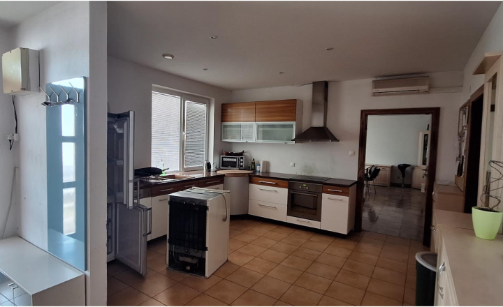 Priestranná hala s administratívnou a bytovou časťou o rozlohe 24 000m2 - fotografia 3