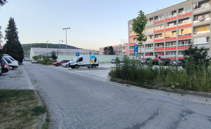 Vonkajšie parkovacie státie 3x