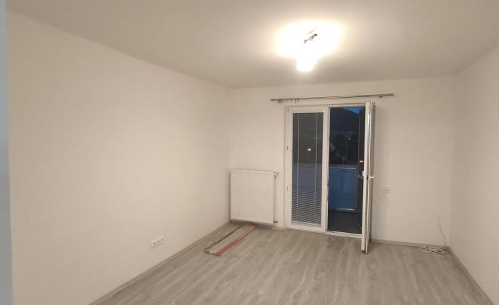 Zrekonštruovaný 3i tehlový byt s vlastným kúrením - fotografia 12