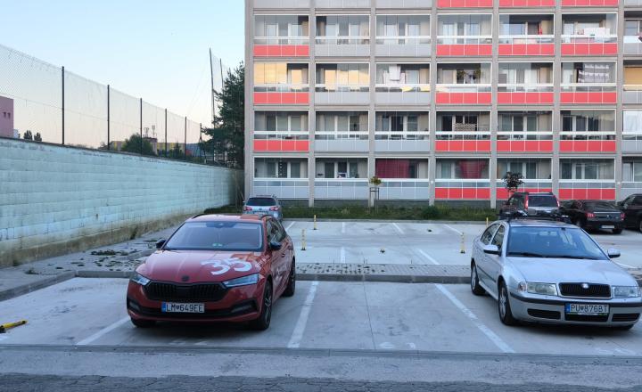 Prenájom parkovacieho státia s mechanickým zabezpečením - fotografia 1