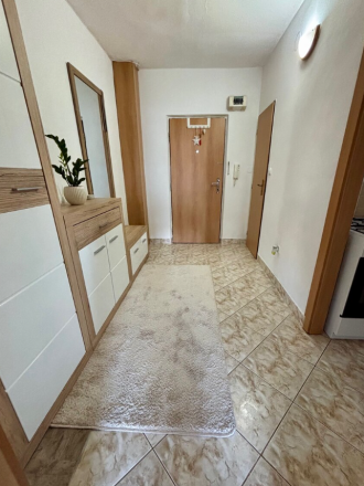 Ponúkame na predaj útulný 2-izbový byt s dvomi balkónmi